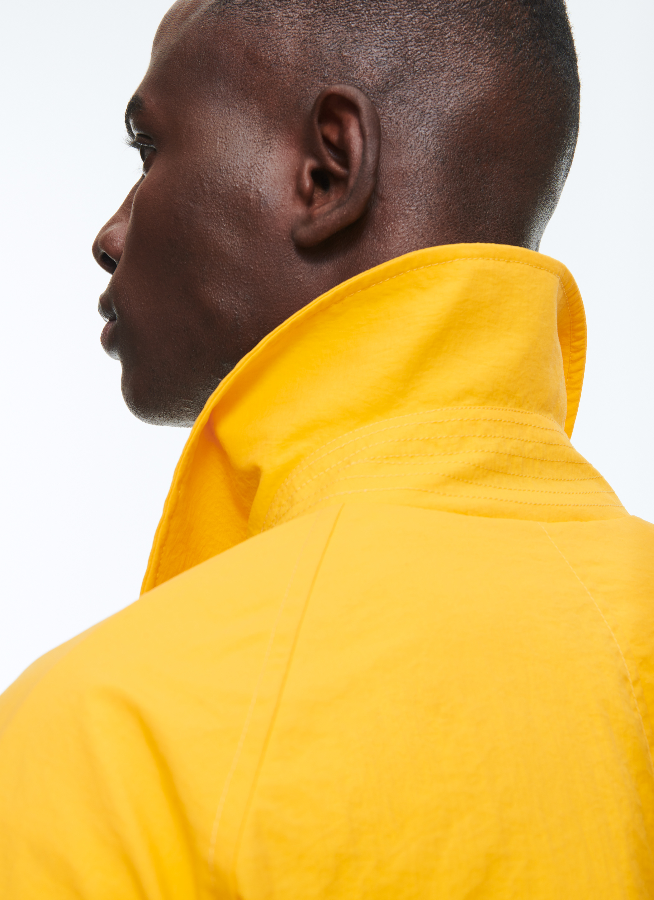 Imperméable jaune homme sale