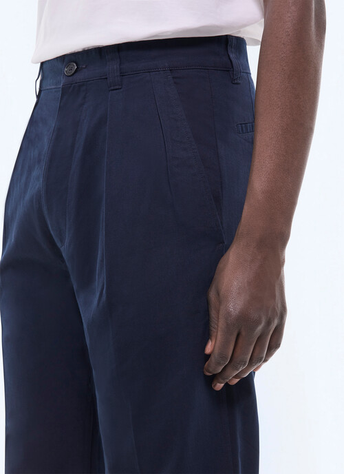 Cotton twill pleated straight chino